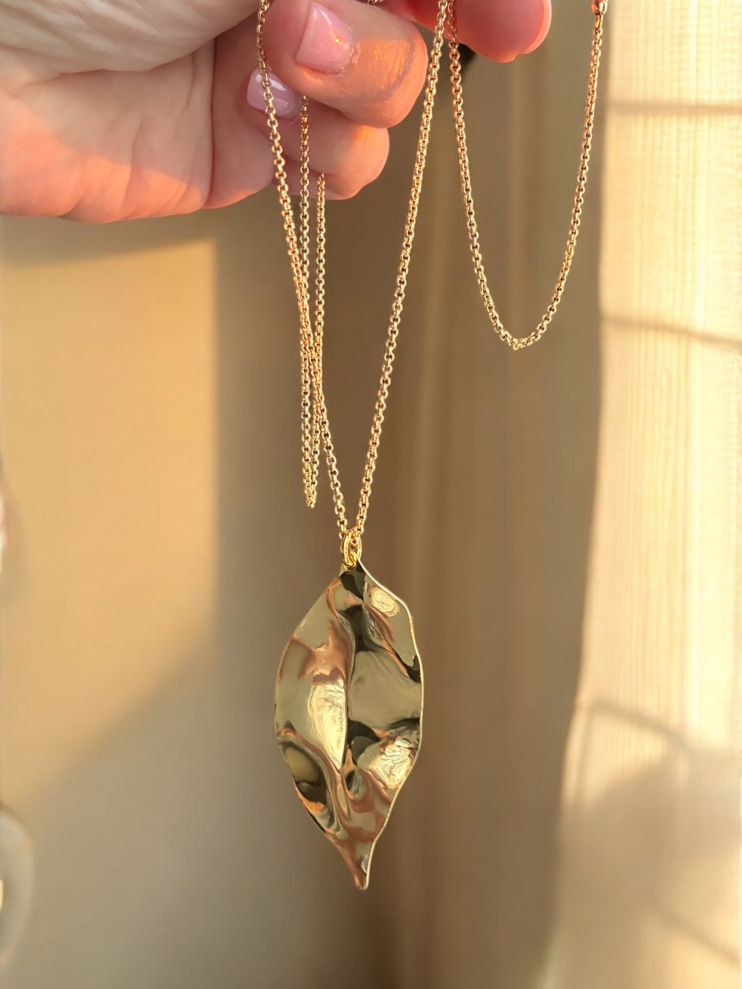Maria leaf necklace