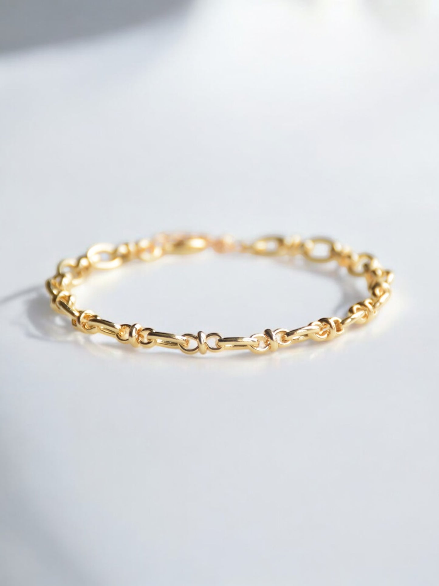 Kleines goldenes Armband