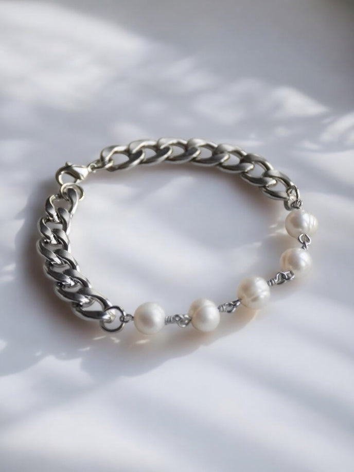 Das silberne Perlenarmband