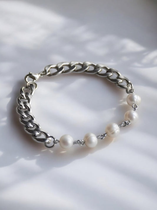 Das silberne Perlenarmband