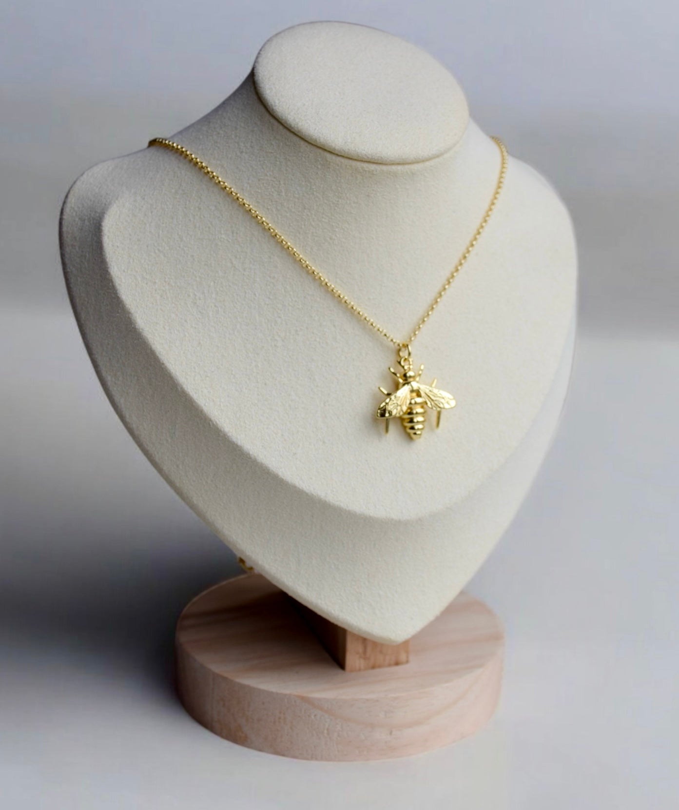 The bee necklace