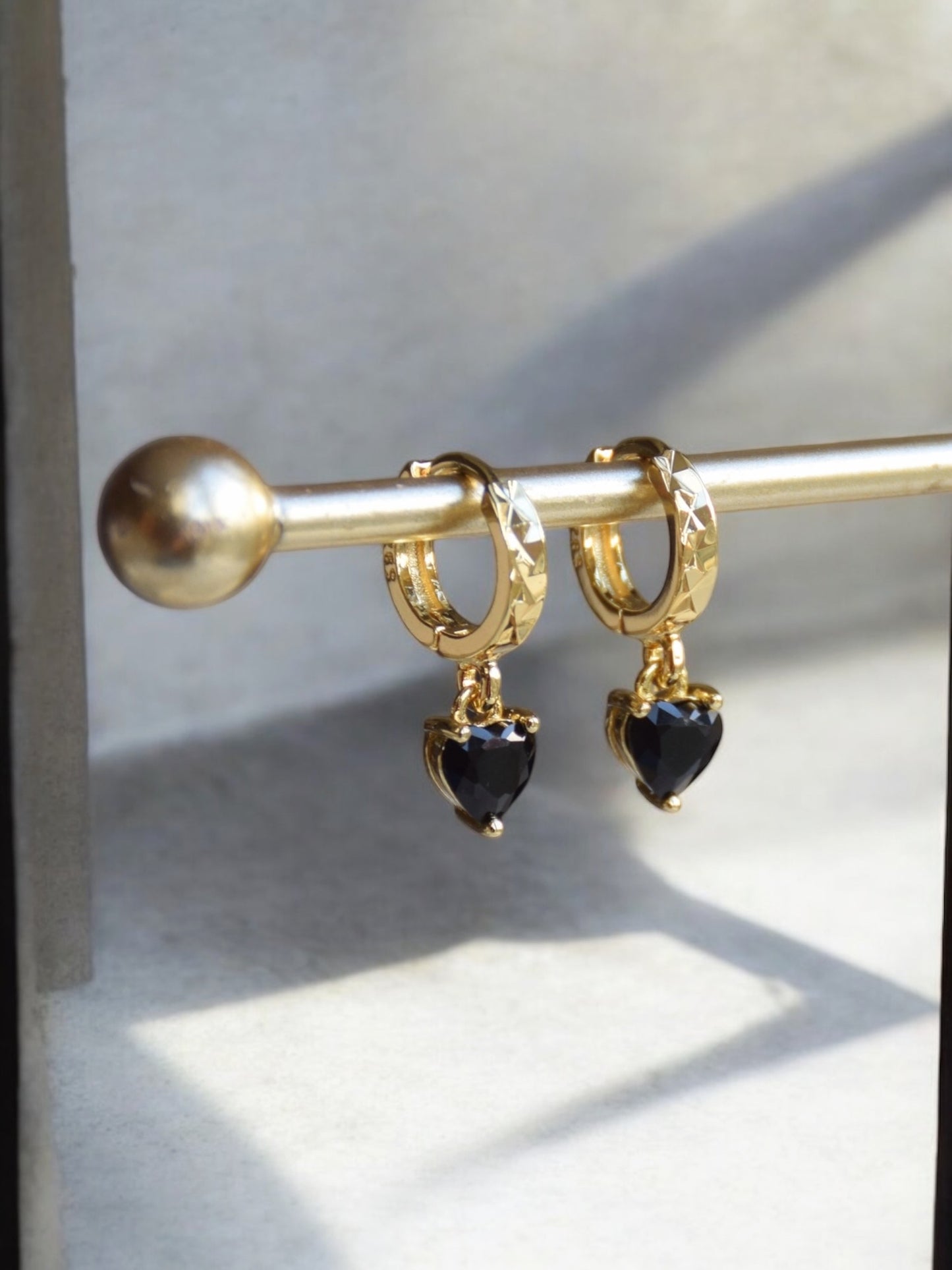 Schwarze Herzohrringe