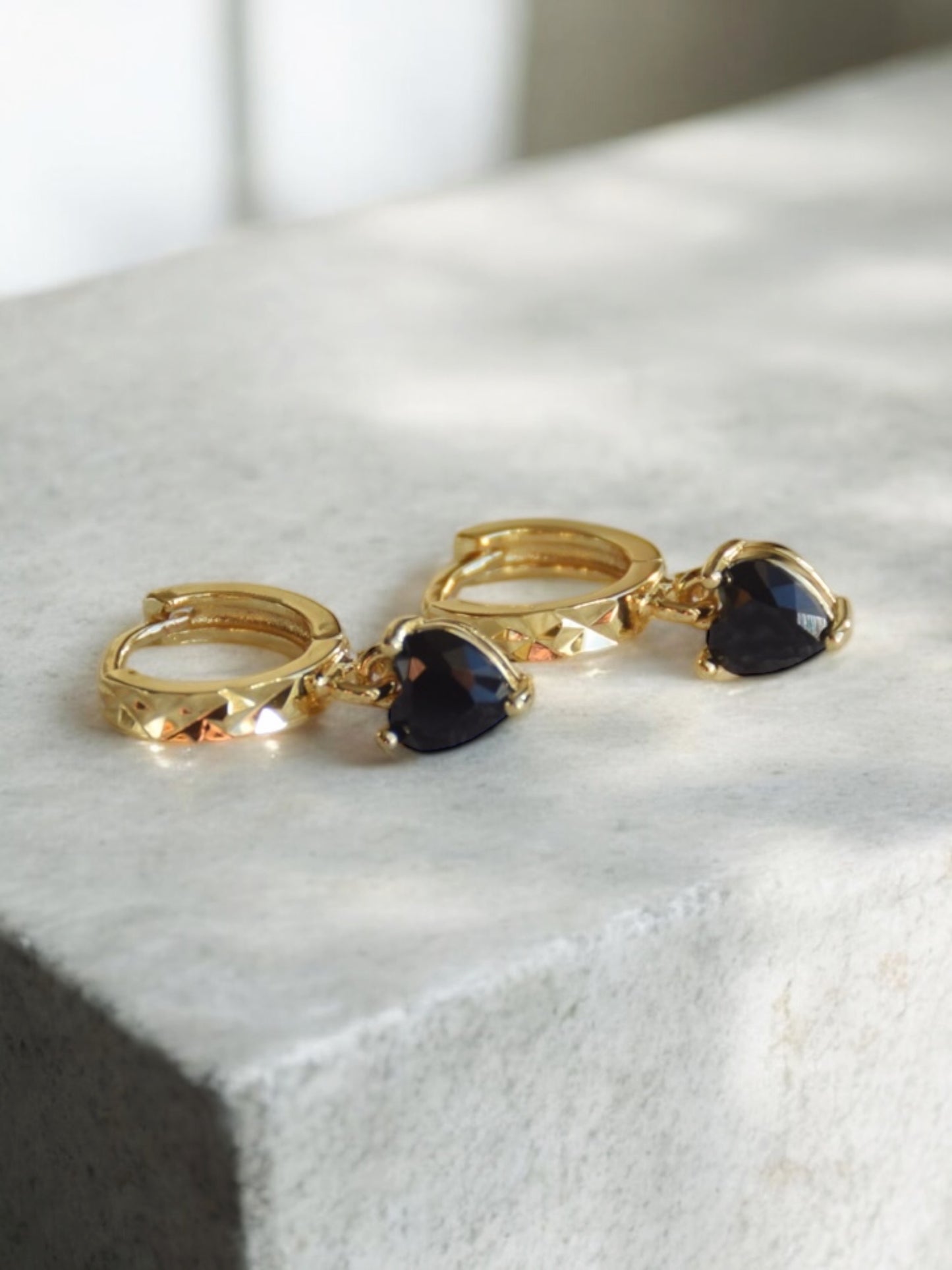 Schwarze Herzohrringe