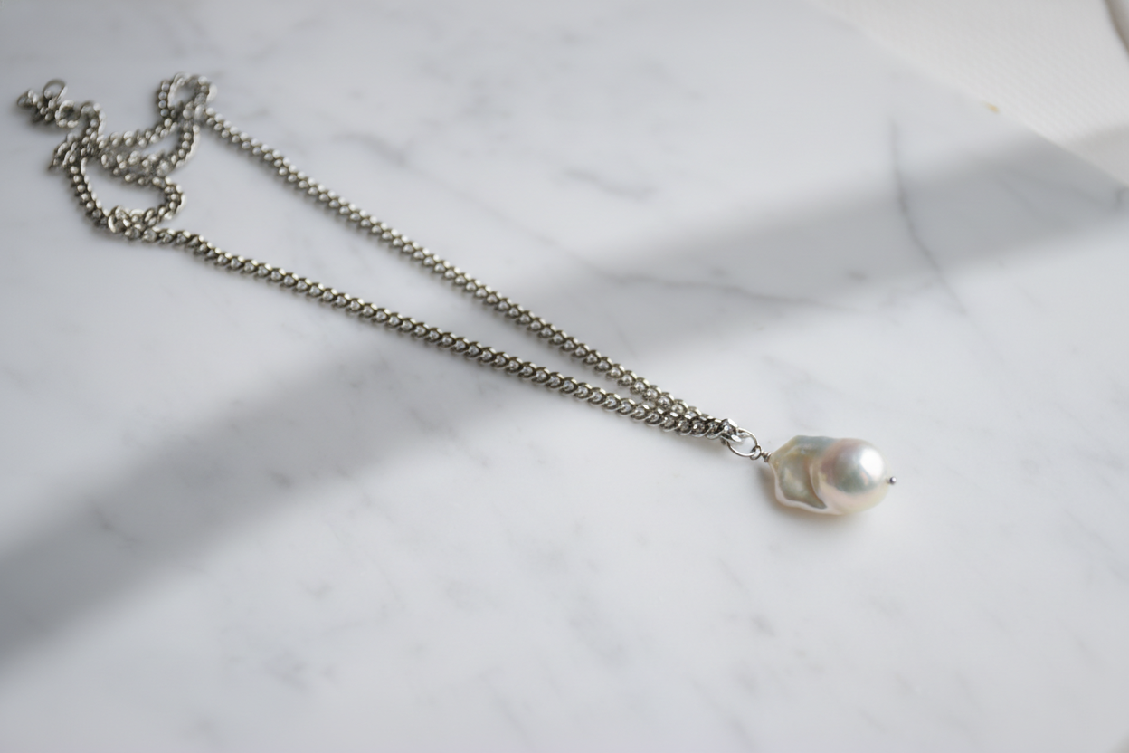 Perlenkette aus barockem Weißgold